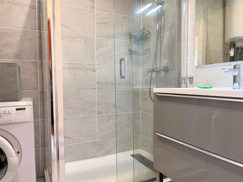 eine Dusche mit Glastür neben einem Waschbecken in der Unterkunft Appartement Le Lavandou, 2 pièces, 5 personnes - FR-1-251-443 in Le Lavandou