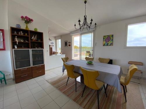 Photo de la galerie de l'établissement Appartement avec terrasses, à 2 min de la plage, pets admis - FR-1-494-150, à Vaux-sur-Mer