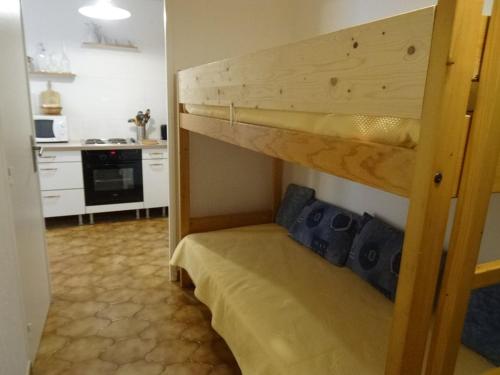 Ce lit superposé se trouve dans un dortoir doté d'une cuisine. dans l'établissement Appartement 2 pièces à Hyères : Port, grande terrasse 62m², proche plages, 4 pers., Wifi, commerces - FR-1-335-184, à Hyères