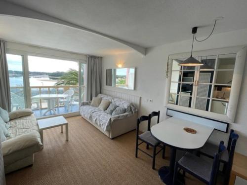 ein Wohnzimmer mit Sofa und Tisch in der Unterkunft Appartement confortable 4 pers avec terrasse et accès piscine à Vieux-Boucau - FR-1-379-153 in Vieux-Boucau-les-Bains