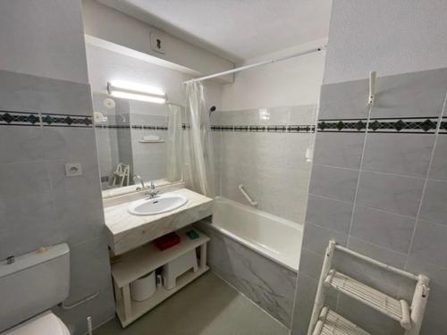 ein weißes Badezimmer mit Waschbecken und Badewanne in der Unterkunft Appartement confortable 4 pers avec terrasse et accès piscine à Vieux-Boucau - FR-1-379-153 in Vieux-Boucau-les-Bains