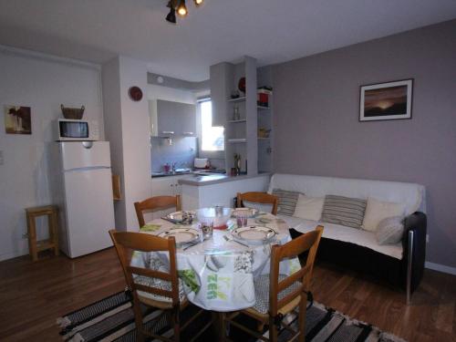 une chambre avec une table et une cuisine avec un lit dans l'établissement Luchon T3 balcon sud, parking, petits animaux admis - FR-1-313-220, à Luchon
