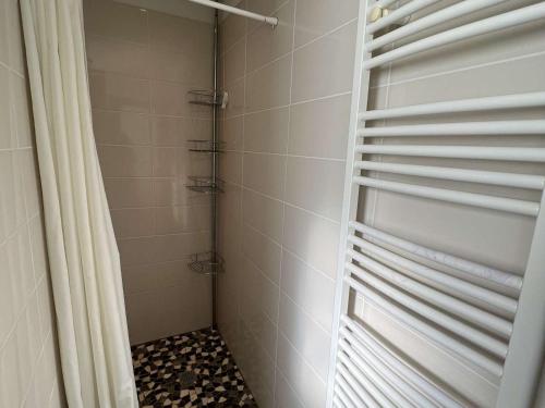 een badkamer met een douche en een douchegordijn bij Studio Valras-Plage, 1 pièce, 4 personnes - FR-1-701-51 in Valras-Plage