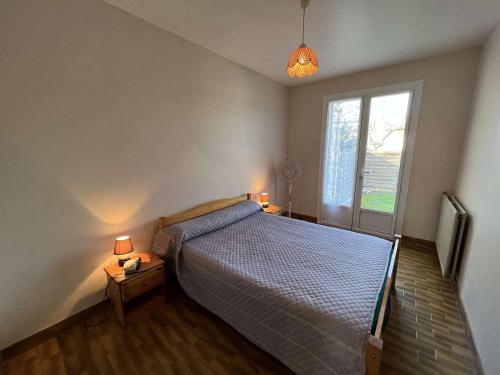 une chambre avec un lit et une fenêtre dans l'établissement Maison avec Jardin, Centre-Ville, Proche Plage, 6 Pers. - FR-1-701-50, à Valras-Plage