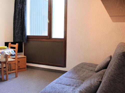 a living room with a couch and a table and a window at Studio cosy 2 pers à Vars Les Claux, proche remontées mécaniques et centre résidentiel - FR-1-330B-206 in Vars