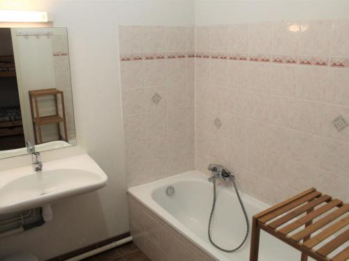 Kúpeľňa v ubytovaní Appartement cosy 2 pièces avec coin nuit, 6 couchages, à 100m des pistes et commerces à Vars - FR-1-330B-207