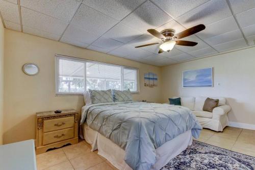 1 dormitorio con 1 cama y ventilador de techo en Relaxing! Spacious 2 bedroom- close to everything! en Clearwater