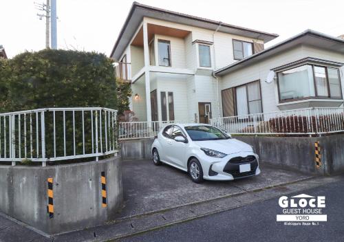 a white car parked in front of a house at GLOCE 養老 西小倉ハウス 1 l 広々とした一軒家を貸切 l 無料駐車場有 l 中長期向け in Yoro