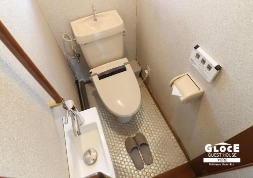 a small bathroom with a toilet and a sink at GLOCE 養老 西小倉ハウス 1 l 広々とした一軒家を貸切 l 無料駐車場有 l 中長期向け in Yoro