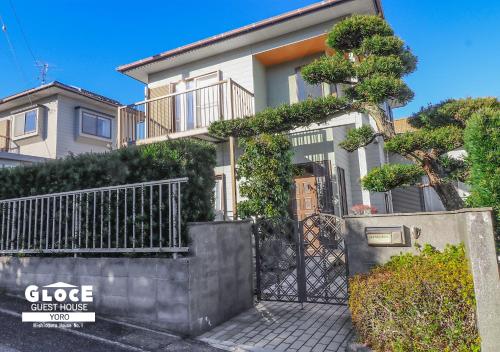 a house with a gate in front of it at GLOCE 養老 西小倉ハウス 1 l 広々とした一軒家を貸切 l 無料駐車場有 l 中長期向け in Yoro