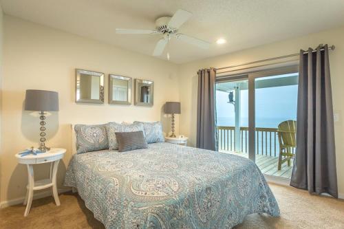 Katil atau katil-katil dalam bilik di Nirvana Beach House with Sauna & Hottub
