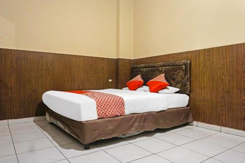 Tempat tidur dalam kamar di OYO 1935 Hotel Diamond Inn Makassar