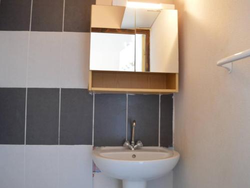 une salle de bain avec un lavabo et un miroir dans l'établissement Studio Cabine Vue Mer - 4 Pers, Balcon, Animaux Bienvenus - FR-1-229D-15, à Fleury