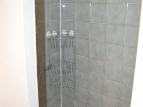y baño con ducha y 3 toalleros. en Appartement Saint-Cyprien, 1 pièce, 4 personnes - FR-1-225D-147, en Saint Cyprien Plage