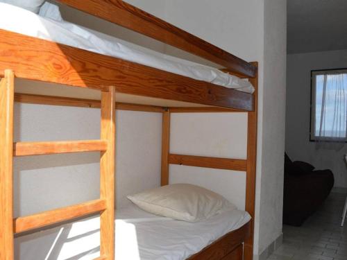 quelques lits superposés dans une chambre dans l'établissement Studio Cabine avec Piscine, 4 couchages, proche plage et commerces - FR-1-229D-345, à Saint Pierre La Mer
