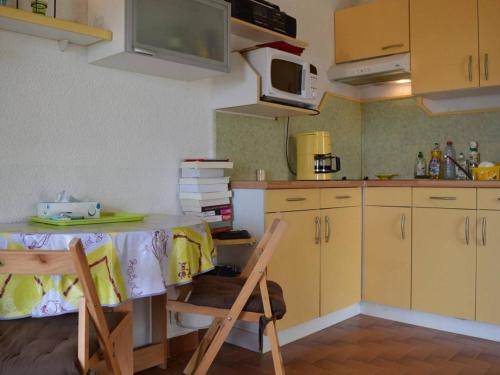 une petite cuisine avec une table et un micro-ondes dans l'établissement Studio Climatise avec Terrasse à Saint-Cyprien - Animaux Admis, Parking - FR-1-225D-434, à Saint Cyprien Plage