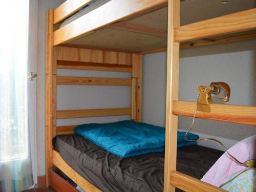 une chambre avec deux lits superposés dans l'établissement Studio Climatise avec Terrasse à Saint-Cyprien - Animaux Admis, Parking - FR-1-225D-434, à Saint Cyprien Plage