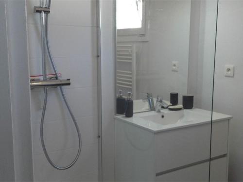 プルームール・ボドゥーにあるMaison rénovée avec jardin, wifi, BBQ, parking, à 250m de la mer - Pleumeur-Bodou - FR-1-368-14のシャワーと洗面台を備えた白いバスルーム