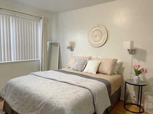 Habitación blanca con cama y ventana en Comfy & Cozy in LA Inglewood 5miles to LAX 4 minuts to Sofi stadium, en Inglewood