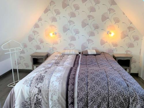 ein Schlafzimmer mit einem Bett und zwei Nachttischen in der Unterkunft Maison Trégastel, 3 pièces, 3 personnes - FR-1-368-190 in Trégastel