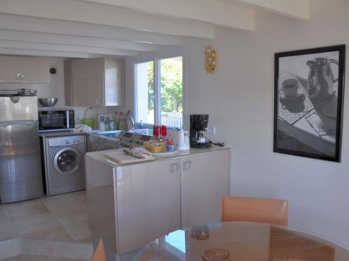 une cuisine avec une table et un comptoir dans l'établissement Maison de charme au bord de l'eau à Perros-Guirec - FR-1-368-198, à Perros-Guirec