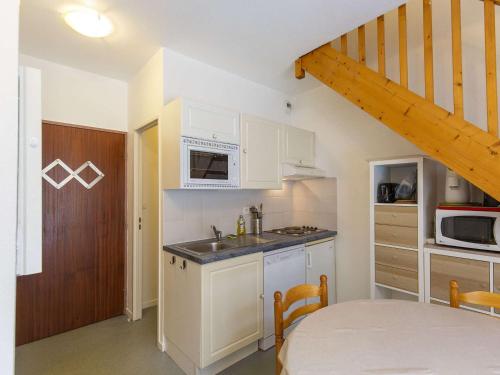 une petite cuisine avec un évier et un micro-ondes dans l'établissement 