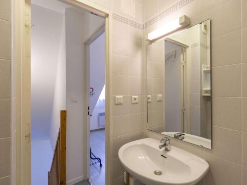 une salle de bain avec un lavabo et un miroir dans l'établissement 