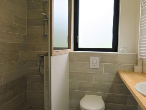 ein Bad mit einer Dusche, einem WC und einem Waschbecken in der Unterkunft Maison Pleumeur-Bodou, 4 pièces, 6 personnes - FR-1-368-306 in Pleumeur-Bodou