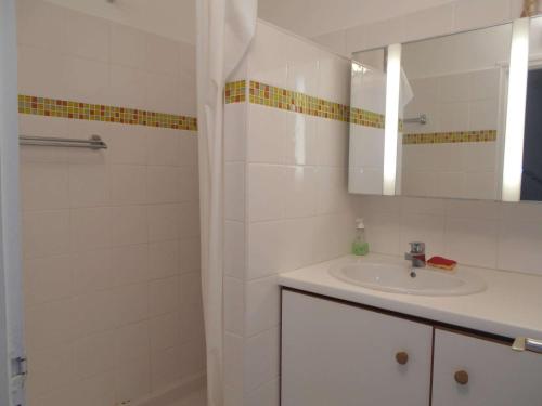 une salle de bain avec un lavabo, un miroir et une douche dans l'établissement Marina Duplex 4 couchages, Terrasse et Solarium, Clim, Wifi, Parking, Port Camargue - FR-1-250-217, au Grau-du-Roi
