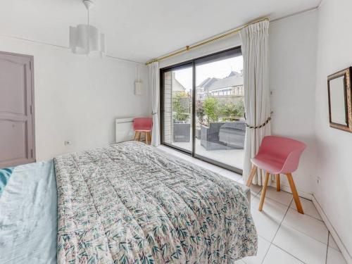 une chambre avec un lit et une fenêtre dans l'établissement Appartement avec grande terrasse, WIFI, proche port et commerces, Perros-Guirec - FR-1-368-338, à Perros-Guirec
