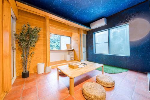 箱根町にあるSyunkaSyuutou - Vacation STAY 53627vのテーブルと窓のある小さな部屋