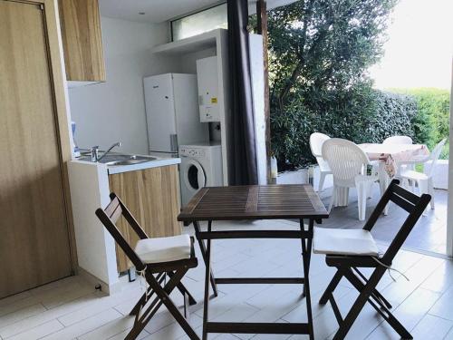 Appartement Lumio, 1 pièce, 2 personnes - FR-1-63-290