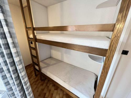 - une petite chambre avec des lits superposés dans une maison dans l'établissement Studio cabine avec piscine, parking, lave-linge, quartier calme à Cap d'Agde - FR-1-702-39, au Cap d'Agde