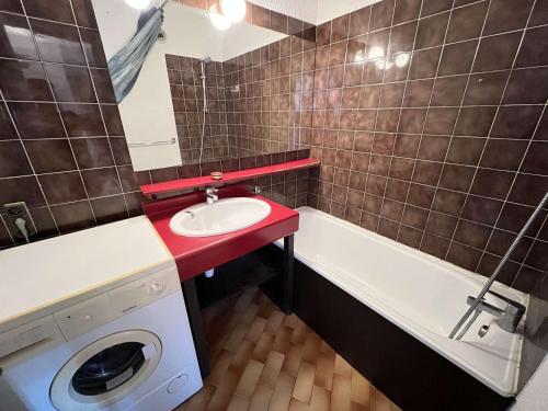 une salle de bain avec un lavabo et une machine à laver dans l'établissement Studio cabine avec piscine, parking, lave-linge, quartier calme à Cap d'Agde - FR-1-702-39, au Cap d'Agde