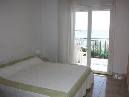 une chambre avec un lit et une vue sur l'océan dans l'établissement Appartement 3 chambres à 30m de la mer avec terrasse et parking, Hyères Plage - FR-1-335-92, à Hyères