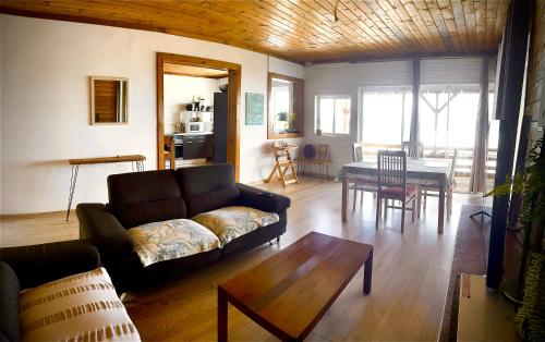 ein Wohnzimmer mit einem Sofa und einem Tisch in der Unterkunft Alambic de Grand Anse in Petite Île