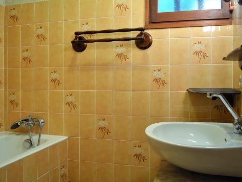 uma casa de banho em azulejo com um lavatório e uma banheira em Appartement Le Lavandou, 2 pièces, 4 personnes - FR-1-251-348 em Le Lavandou