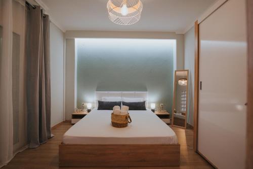 - une chambre avec un grand lit et un panier dans l'établissement new cozy by the sea apartment, à Thessalonique