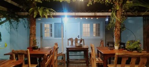 ein Esszimmer mit Holztischen und Stühlen in der Unterkunft The Bloomy House in Yogyakarta