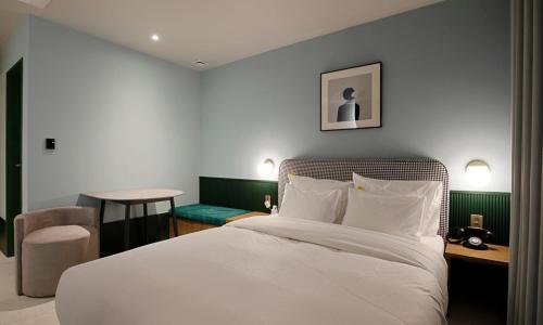Кровать или кровати в номере Hotel Ippda Geomdan