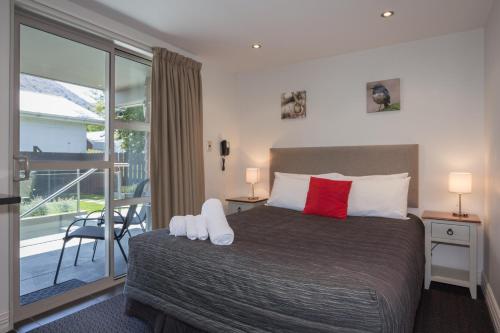 Postel nebo postele na pokoji v ubytování Autoline Motel Queenstown