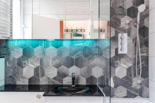 uma casa de banho com um lavatório e um chuveiro em The Clarence, Central London Apartment w/ WIFI em Londres