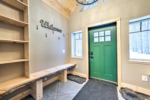 zielone drzwi w pokoju z ławką w obiekcie Bellaire Cabin, 1 Mi to Schuss Mountain! w mieście Bellaire