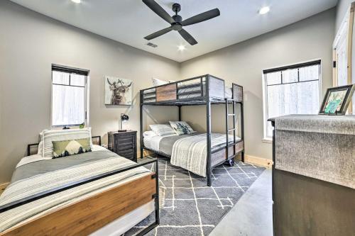 Ένα ή περισσότερα κρεβάτια σε δωμάτιο στο Bellaire Family Cabin All-Season Retreat!