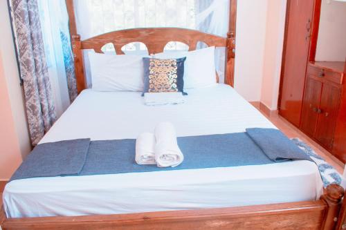 um quarto com uma cama com duas toalhas em 2bedroom classic apartment 2 em Kilifi