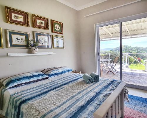 Un pat sau paturi într-o cameră la Myne Beach House
