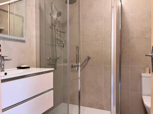 une salle de bain avec une douche avec un lavabo et des toilettes dans l'établissement Appartement 2 pièces avec vue mer, plage à Cavalière - FR-1-251-434, au Lavandou