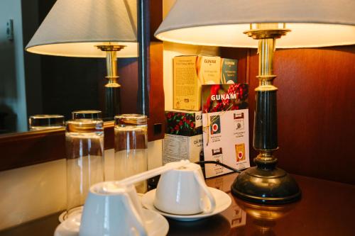 فندق دو بارك دلات في دالات: طاولة عليها مصباح وكأسين