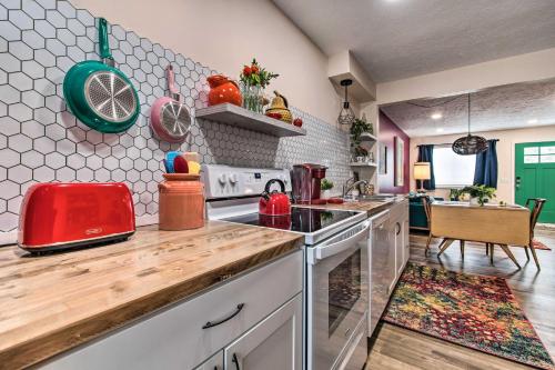 Una cocina o zona de cocina en Ideally Located House - 9 Mi From Route 66!