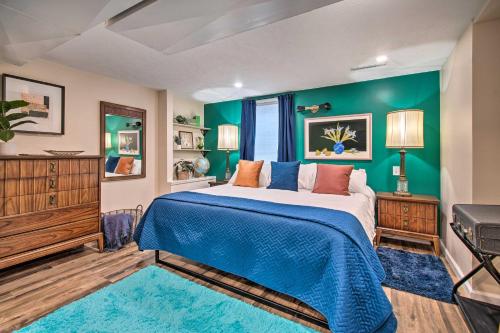 ein Schlafzimmer mit einem Bett und einer grünen Wand in der Unterkunft Ideally Located House - 9 Mi From Route 66! in Normal